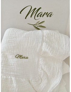 Trusou pentru botez cu păturică din muselină cu volane – Amaria în cutie de lemn 2