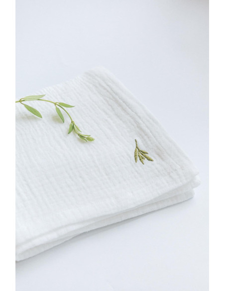 Trusou pentru botez cu păturică din muselină cu volane în cutie de lemn