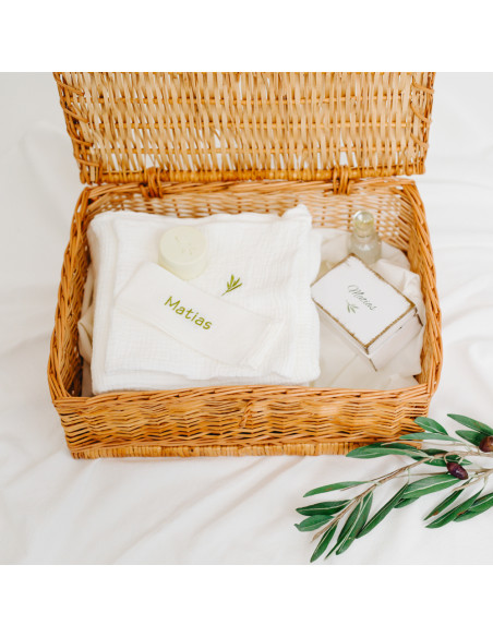 Trusou pentru botez unisex din muselină albă – Simplu - în coș împletit