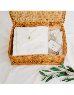 Trusou pentru botez unisex din muselină albă – Simplu - în coș împletit 2