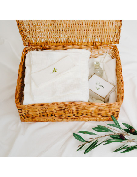 Trusou pentru botez unisex din muselină albă – Simplu - în coș împletit