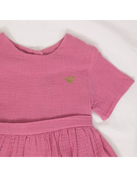 rochie fucsia din muselină cu volane