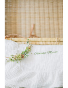 Trusou pentru botez cu păturică din muselină albă cu...