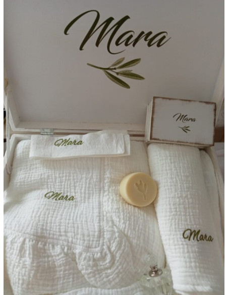 Trusou pentru botez cu păturică din muselină cu volane – Amaria în cutie de lemn