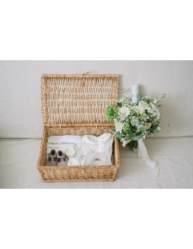 Trusou pentru botez din muselină cu volane și bumbac – AdamAlex în coș de răchită