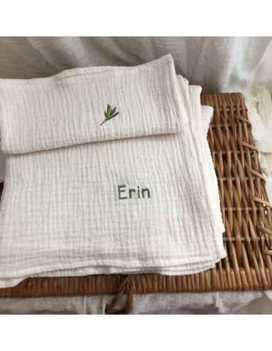 Trusou pentru botez unisex din muselină ivoire – Erin în coș împletit